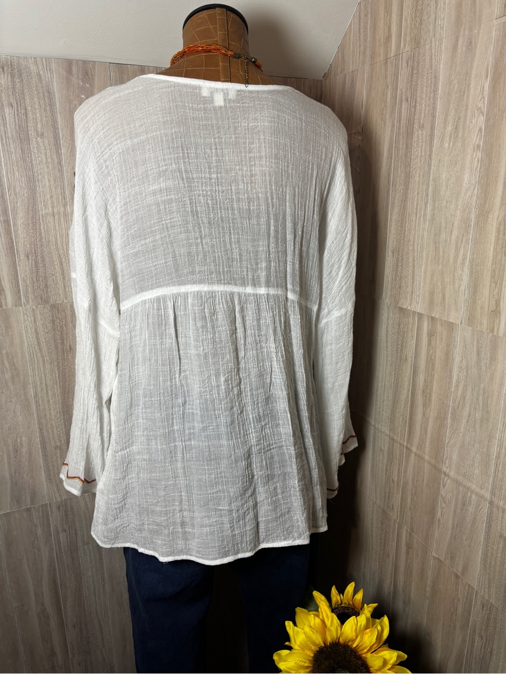 Umgee White Floral Embroidered V-Neck Bell Sleeve Tunic Size Large Excellent - Picture 6 of 11